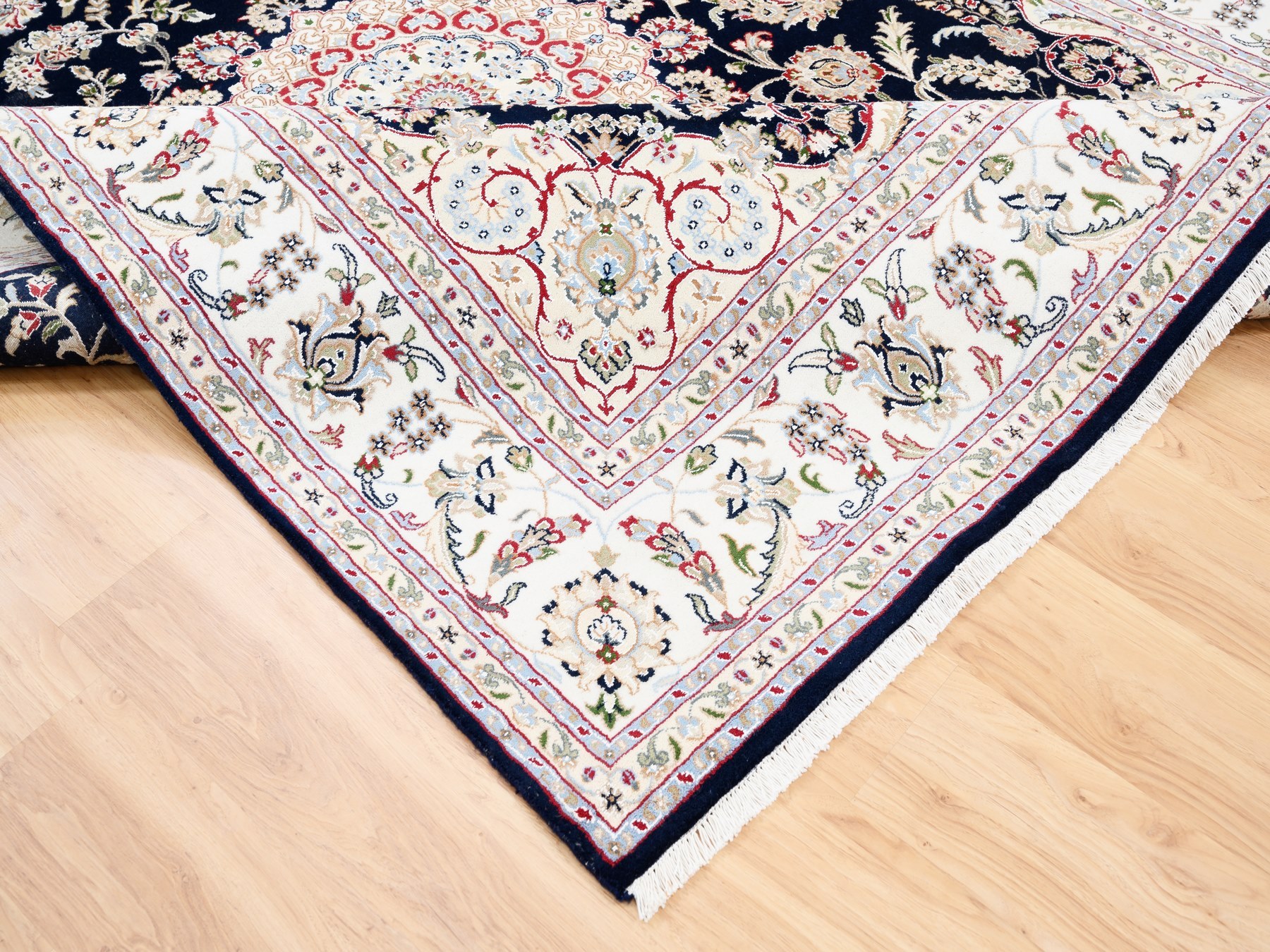 Traditional Rugs LUV565227